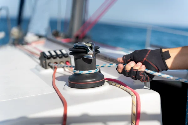 sailor-adjusting-sailboat-rope-on-a-winch-during-r-2026-01-09-11-09-06-utc