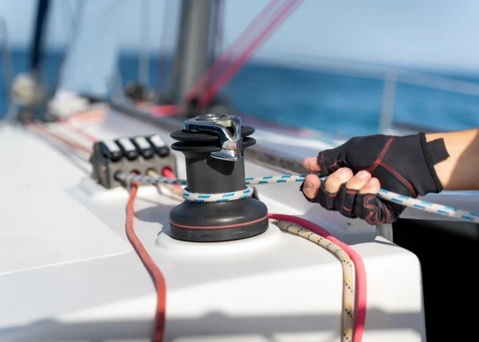 sailor-adjusting-sailboat-rope-on-a-winch-during-r-2026-01-09-11-09-06-utc